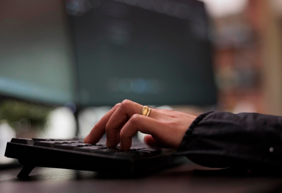 Specialista di network engineering al lavoro